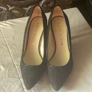 Classic Black zipper back Lace pump by Anne Kline.  Perfect for office